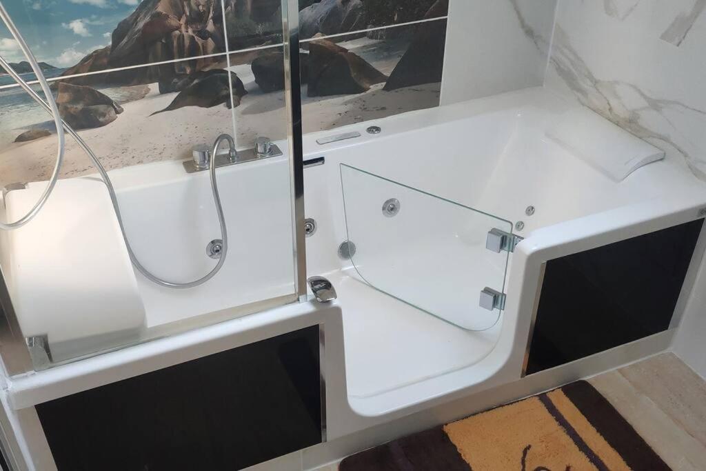 Appart. T2 De Luxe +Jacuzzi, Vue Mer Et Cote Plage Le Gosier  Bagian luar foto
